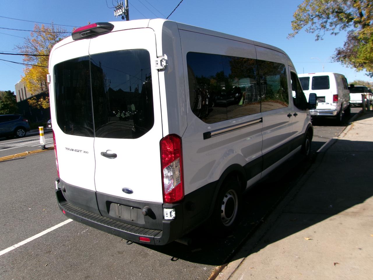 Ford Transit 350 Wagon Med. Roof XL w/Sliding Pass. 148-in. WB 2024