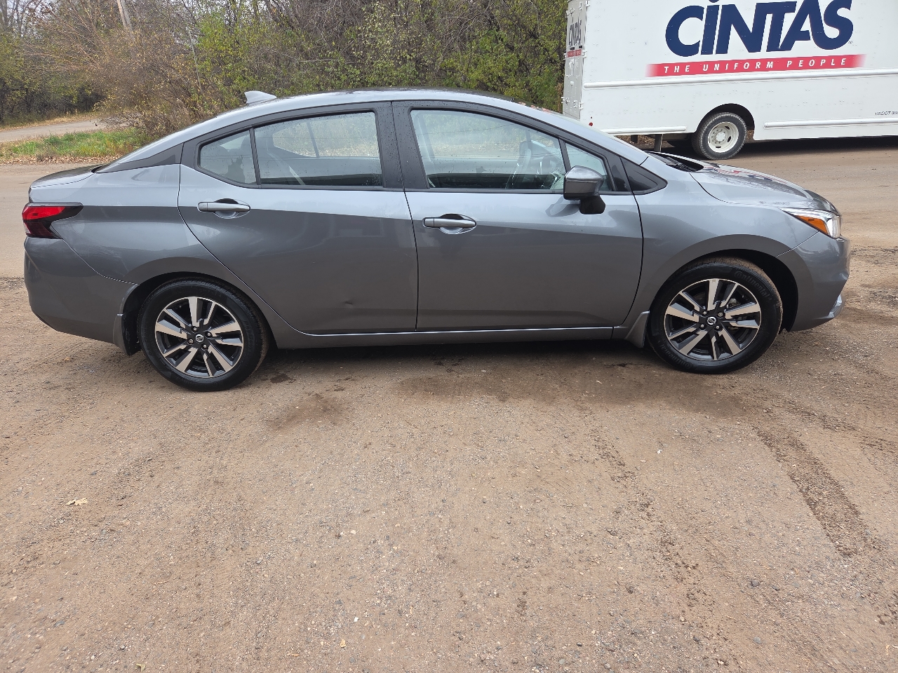 2021 Nissan Versa SV photo 3