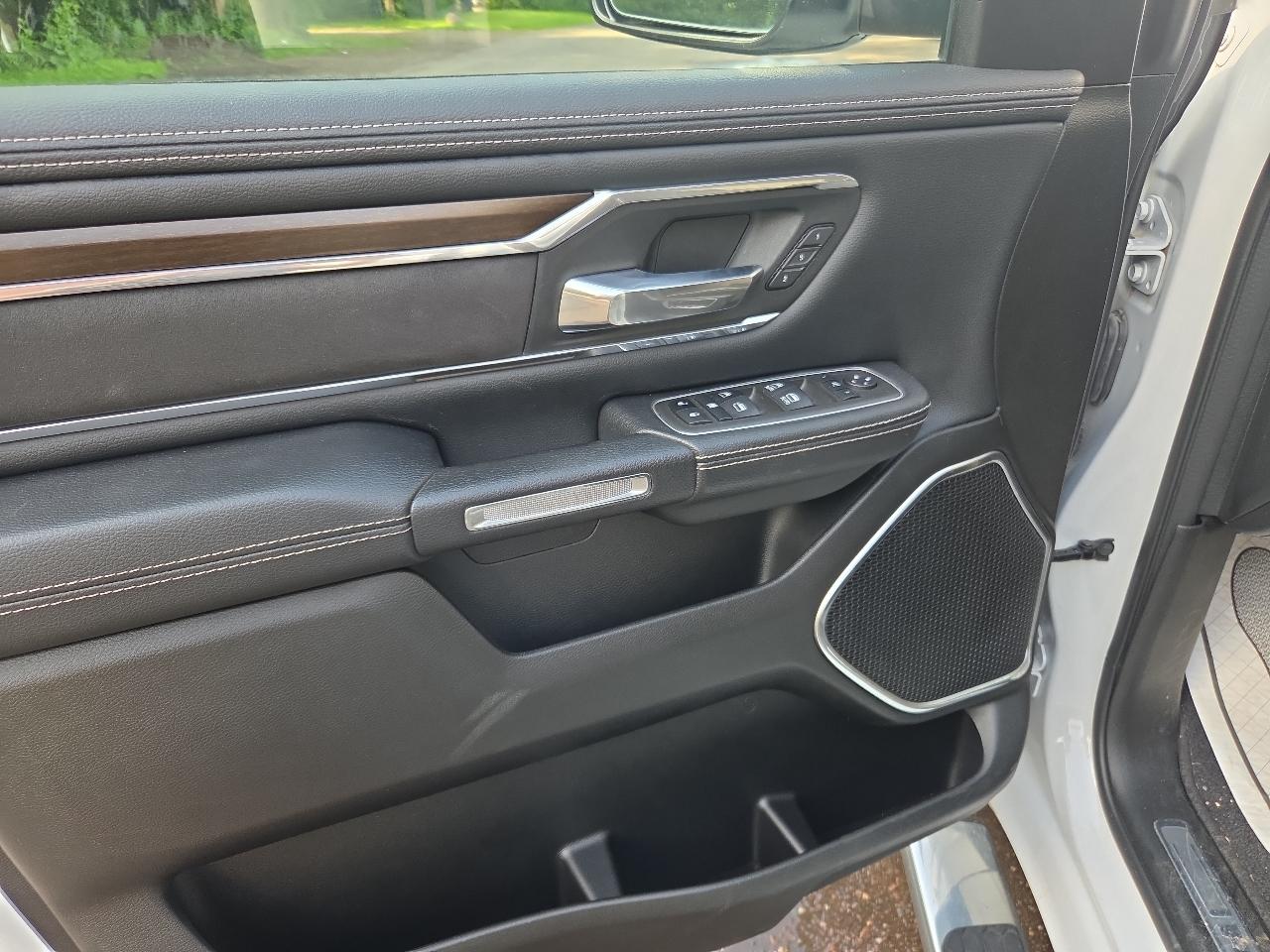 RAM 1500 Laramie 4x4 Crew Cab 5'7" Box 2022