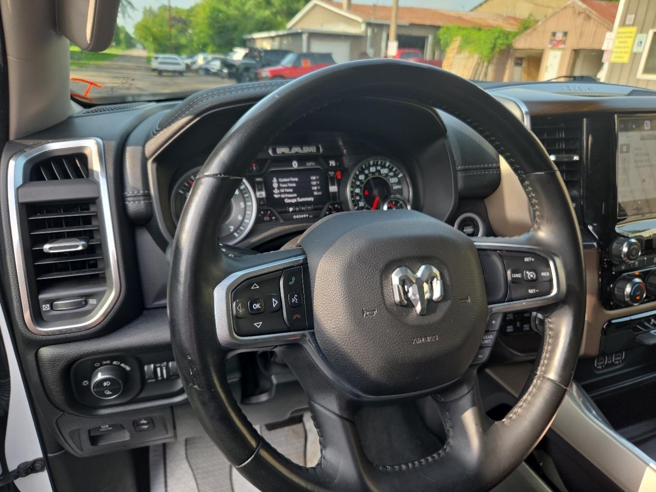RAM 1500 Laramie 4x4 Crew Cab 5'7" Box 2022