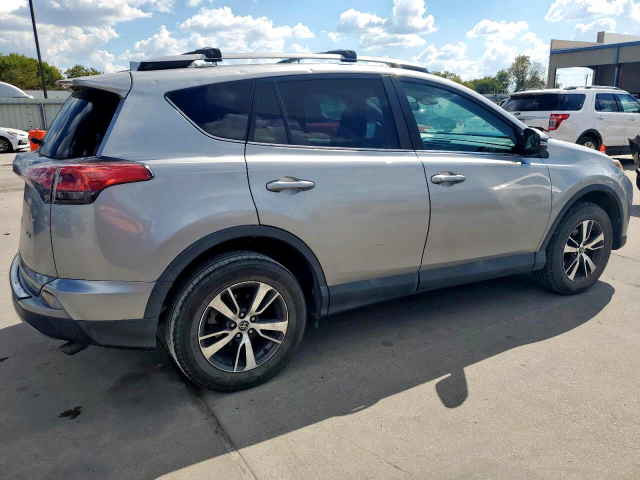 Toyota RAV4 XLE FWD (Natl) 2017