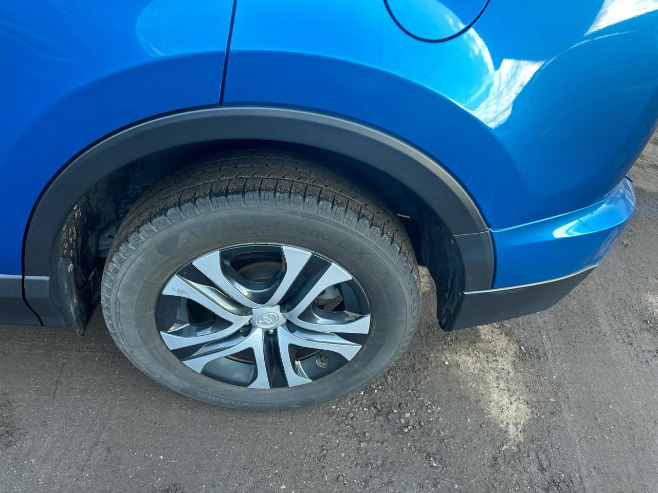 Toyota RAV4 LE FWD (Natl) 2018