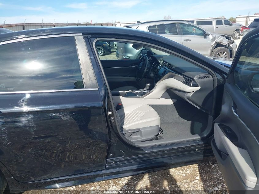 Toyota Camry SE Auto (Natl) 2020