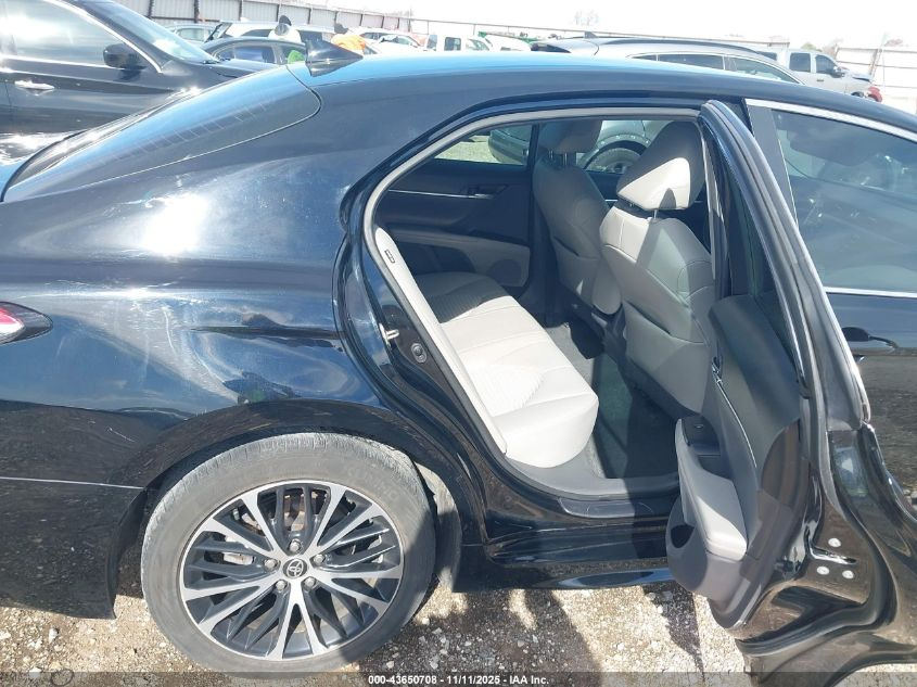 Toyota Camry SE Auto (Natl) 2020