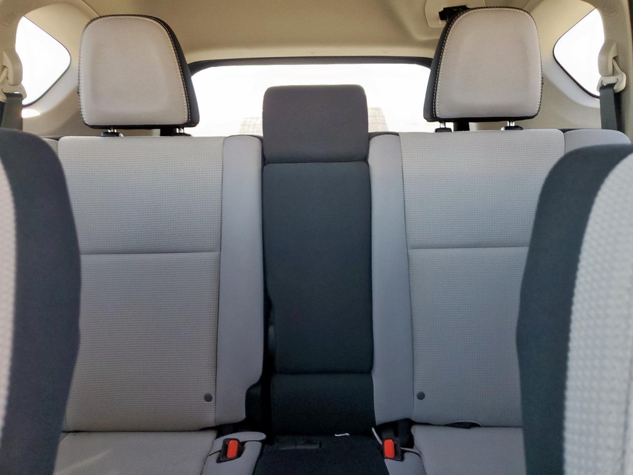 Toyota RAV4 XLE FWD (Natl) 2017