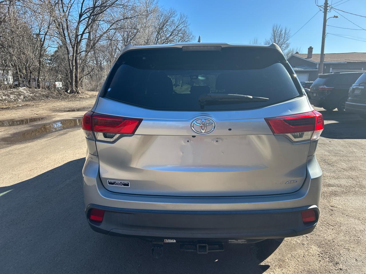 Toyota Highlander LE V6 AWD (Natl) 2017