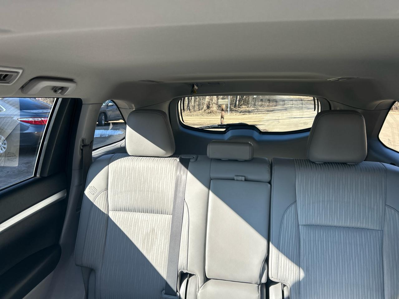 Toyota Highlander LE V6 AWD (Natl) 2017