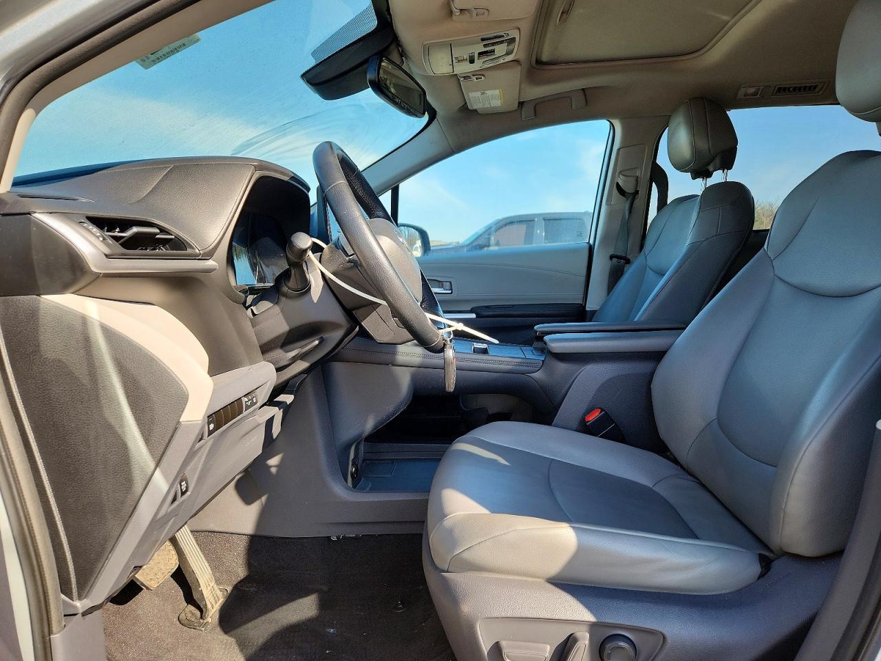 Toyota Sienna XLE AWD 7-Passenger (Natl) 2021