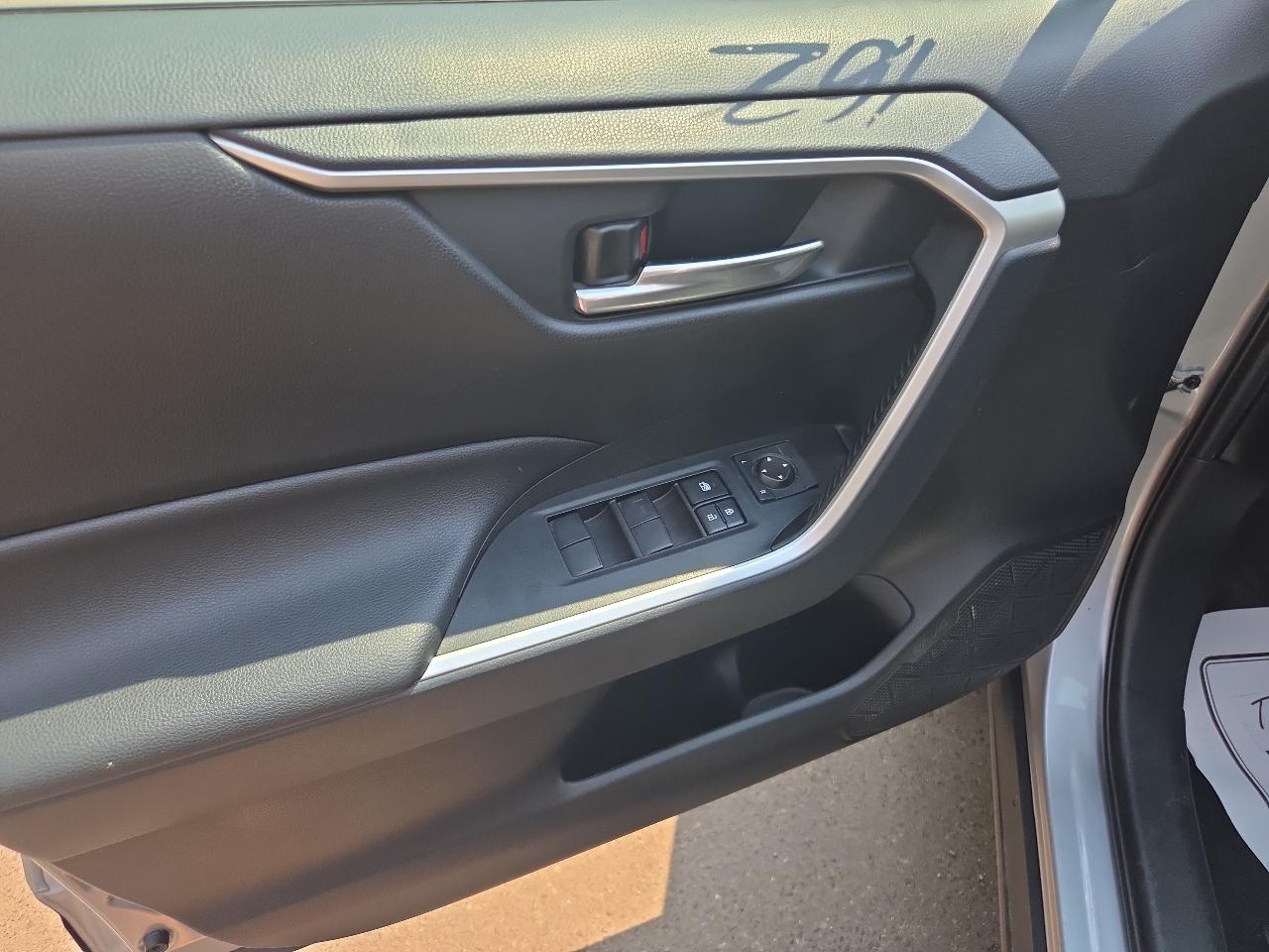 Toyota RAV4 XLE AWD (Natl) 2020