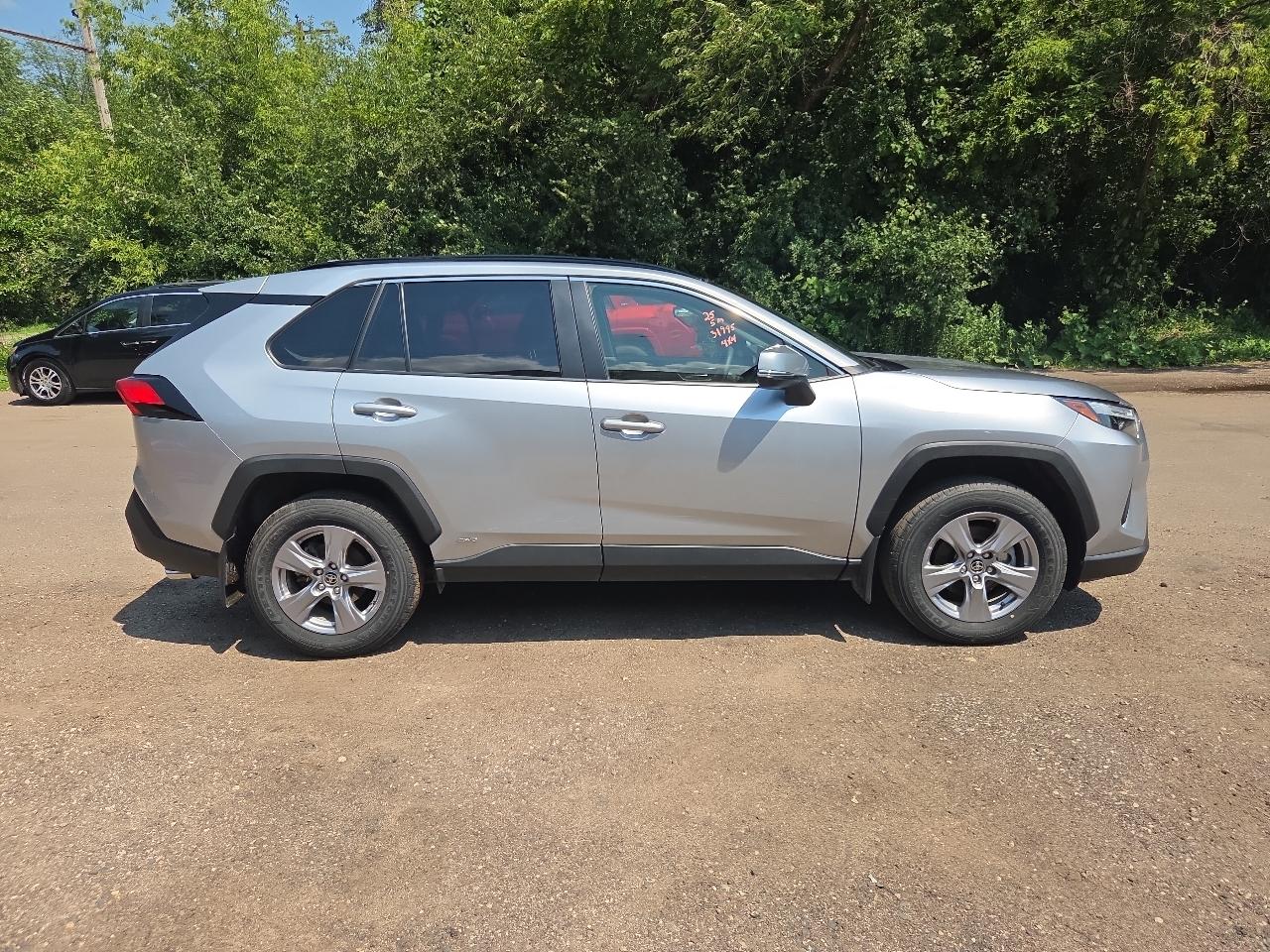 Toyota RAV4 Hybrid XLE AWD (Natl) 2025