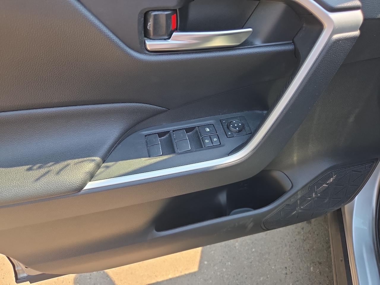 Toyota RAV4 Hybrid XLE AWD (Natl) 2025