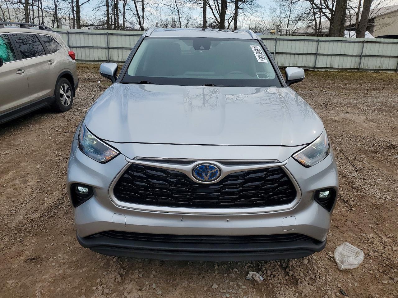 Toyota Highlander Hybrid XLE AWD (Natl) 2022