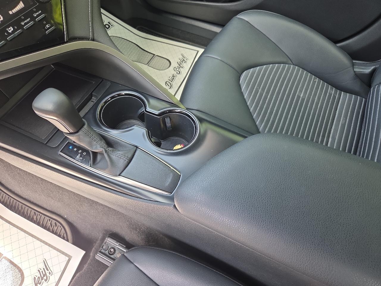 Toyota Camry SE Auto (Natl) 2020