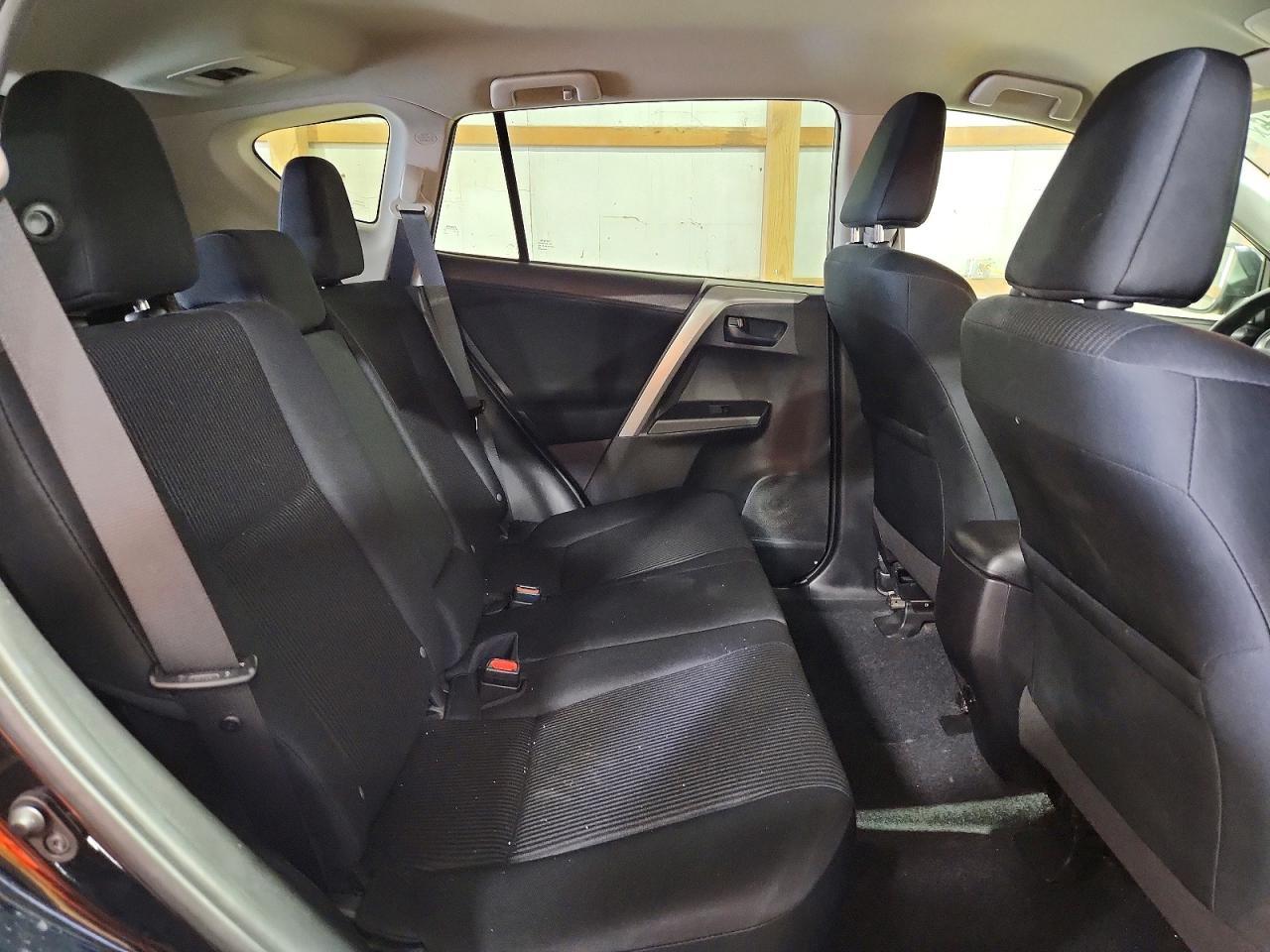 Toyota RAV4 LE AWD (Natl) 2017