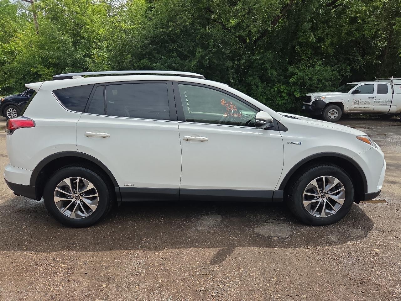 Toyota RAV4 Hybrid XLE AWD (Natl) 2017