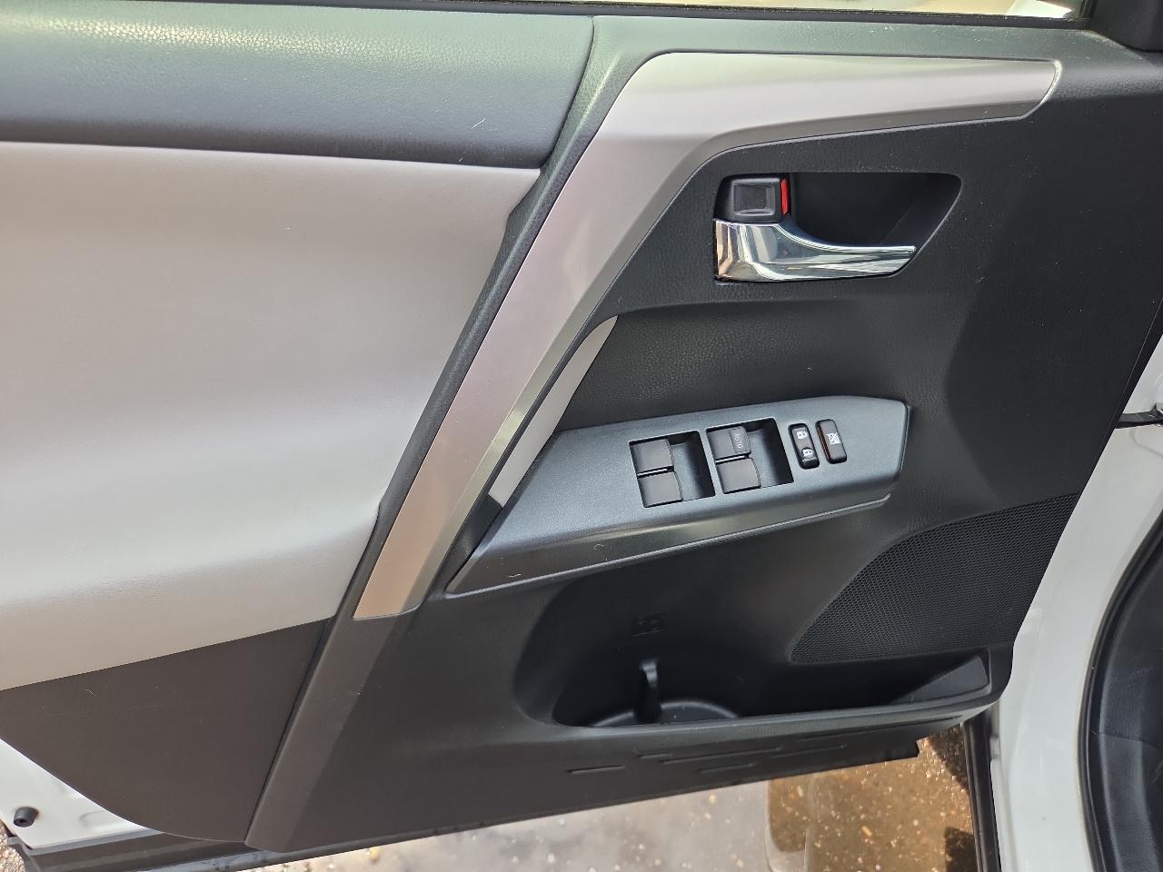 Toyota RAV4 Hybrid XLE AWD (Natl) 2017