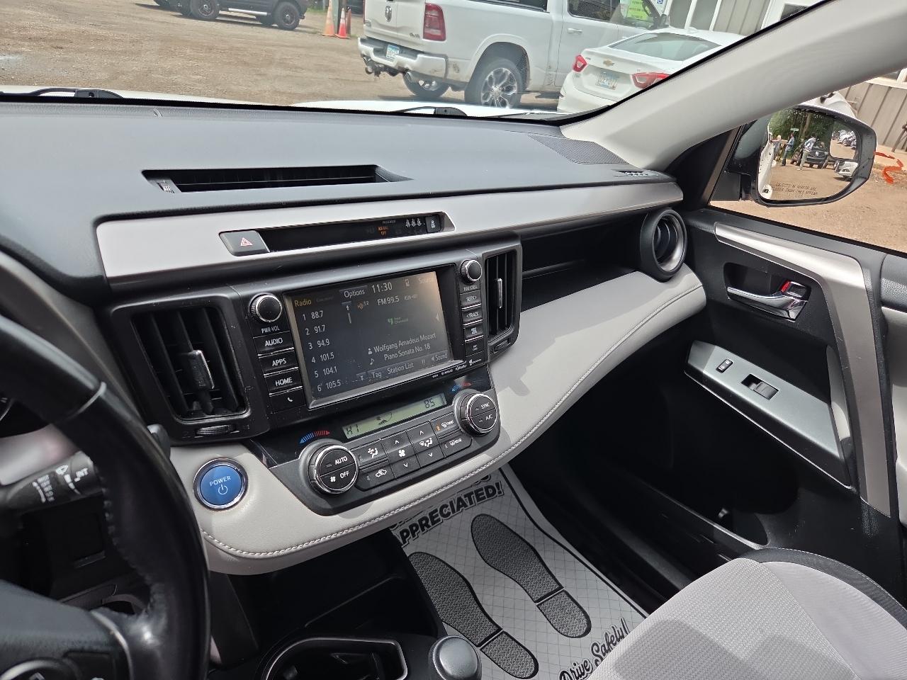 Toyota RAV4 Hybrid XLE AWD (Natl) 2017