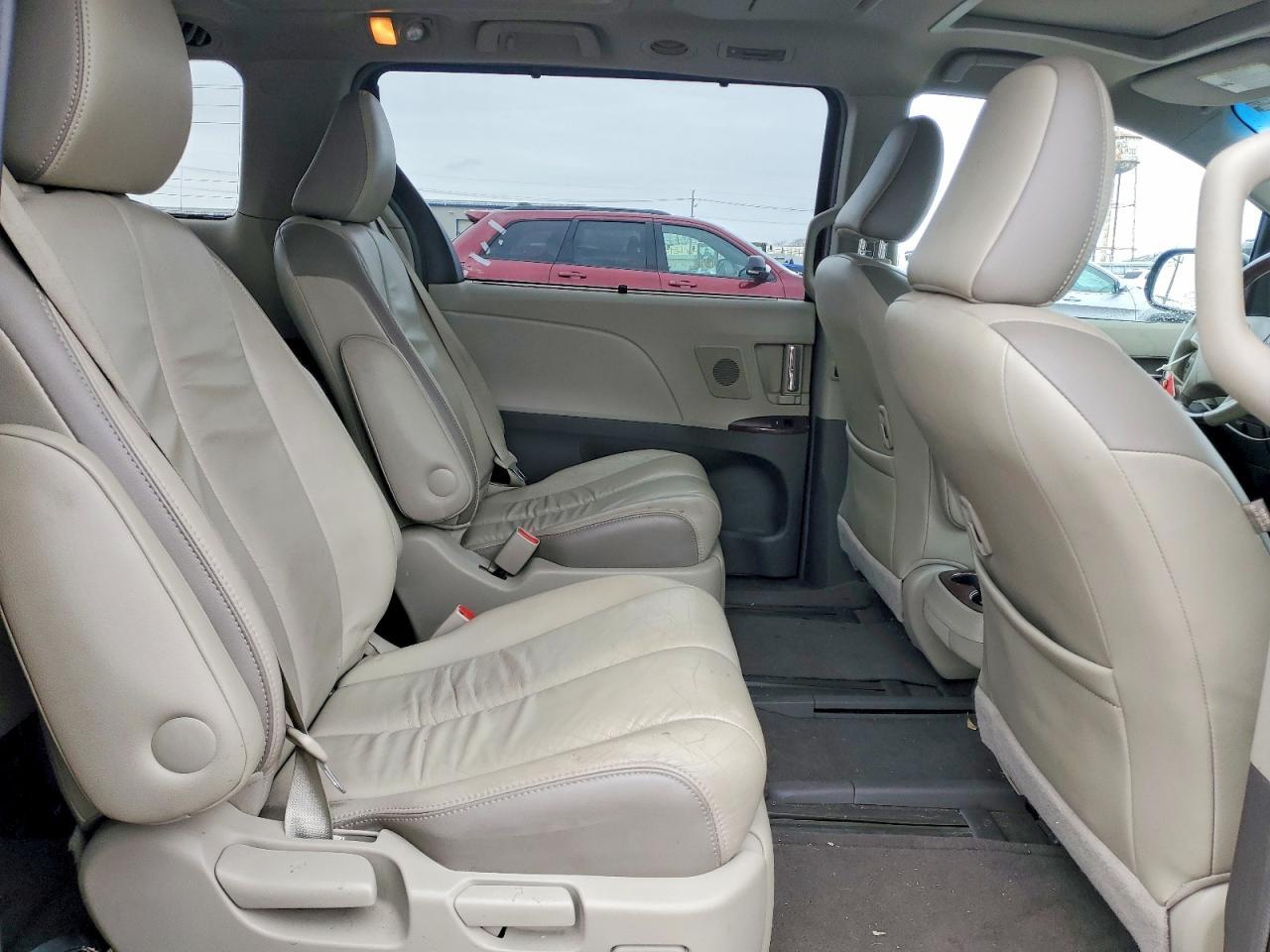 Toyota Sienna 5dr 7-Pass Van V6 XLE AWD (Natl) 2013