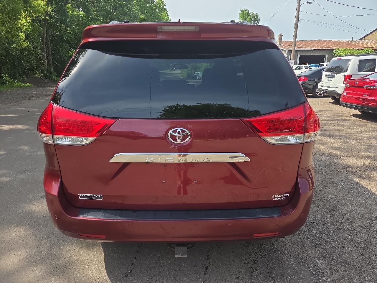 Toyota Sienna 5dr 7-Pass Van V6 XLE AWD (Natl) 2013