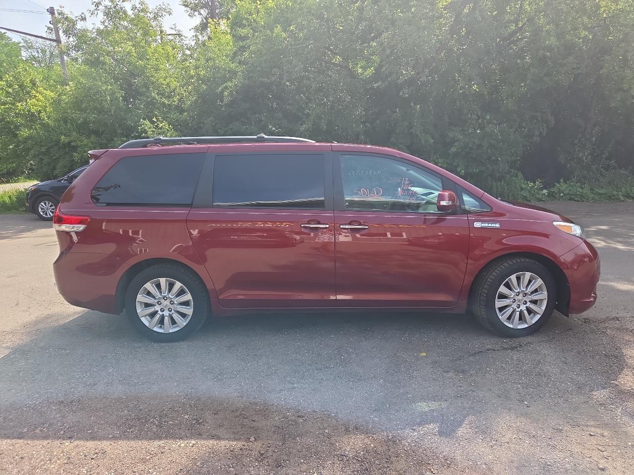 Toyota Sienna 5dr 7-Pass Van V6 XLE AWD (Natl) 2013