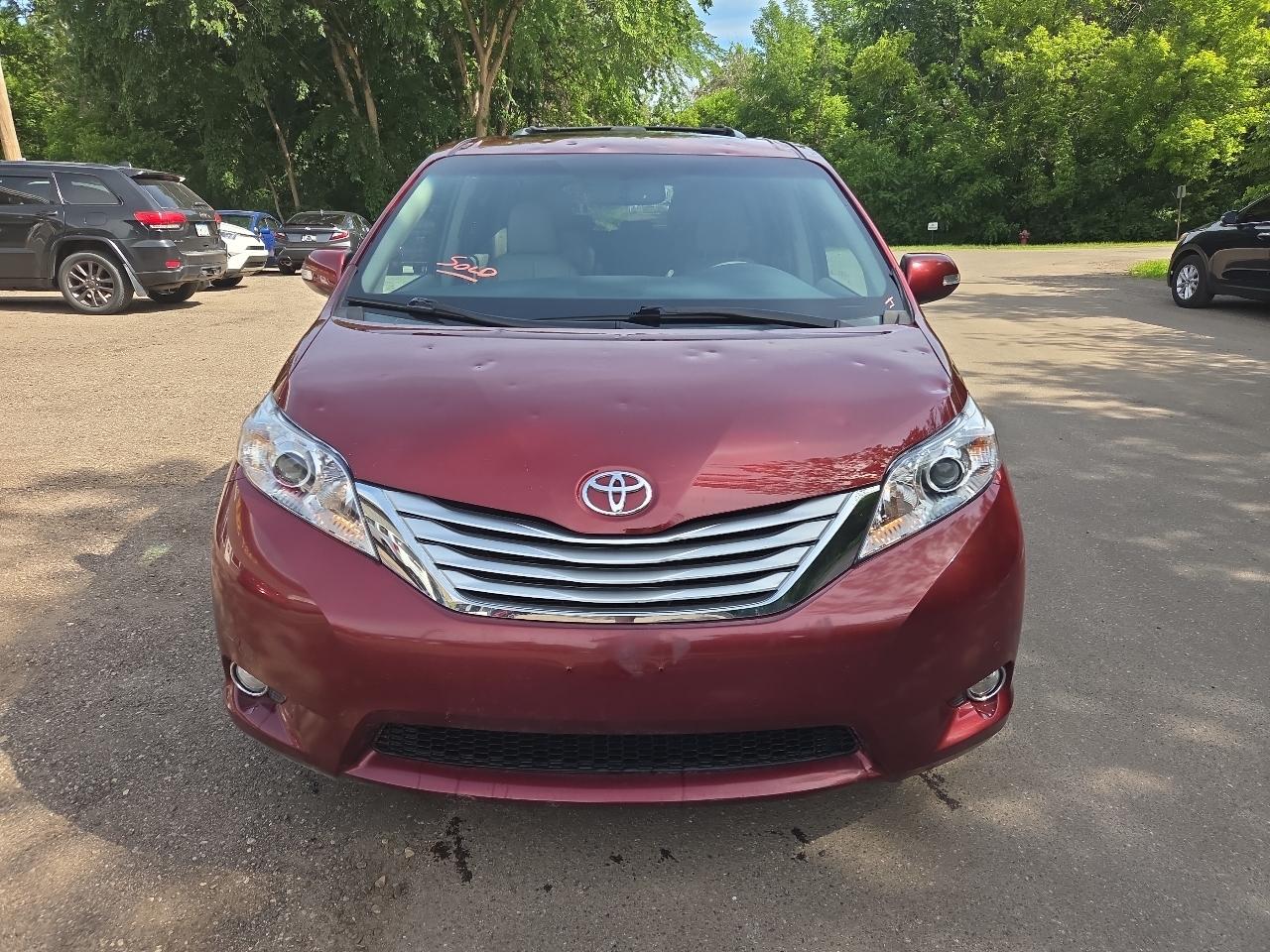 Toyota Sienna 5dr 7-Pass Van V6 XLE AWD (Natl) 2013