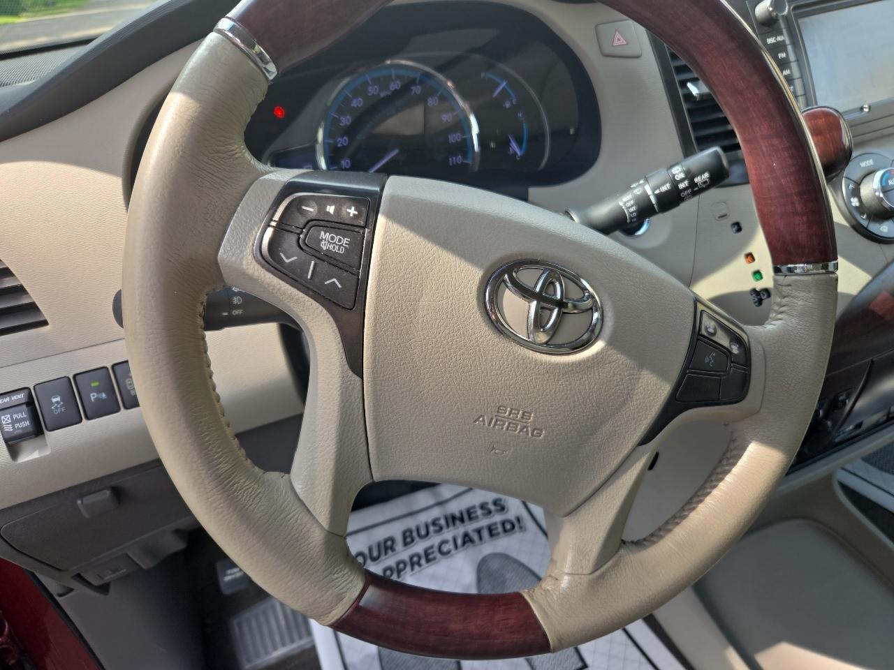 Toyota Sienna 5dr 7-Pass Van V6 XLE AWD (Natl) 2013