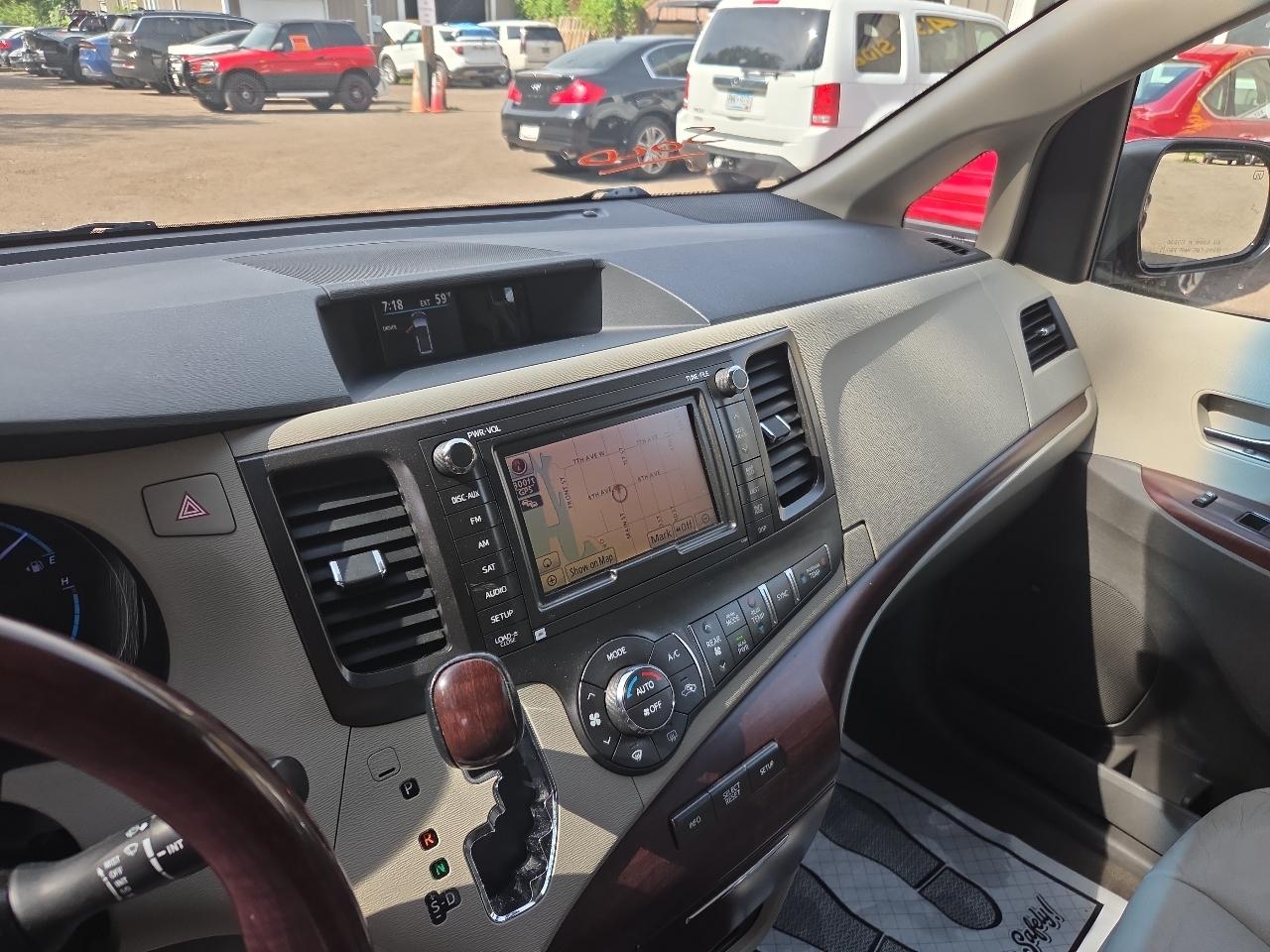 Toyota Sienna 5dr 7-Pass Van V6 XLE AWD (Natl) 2013