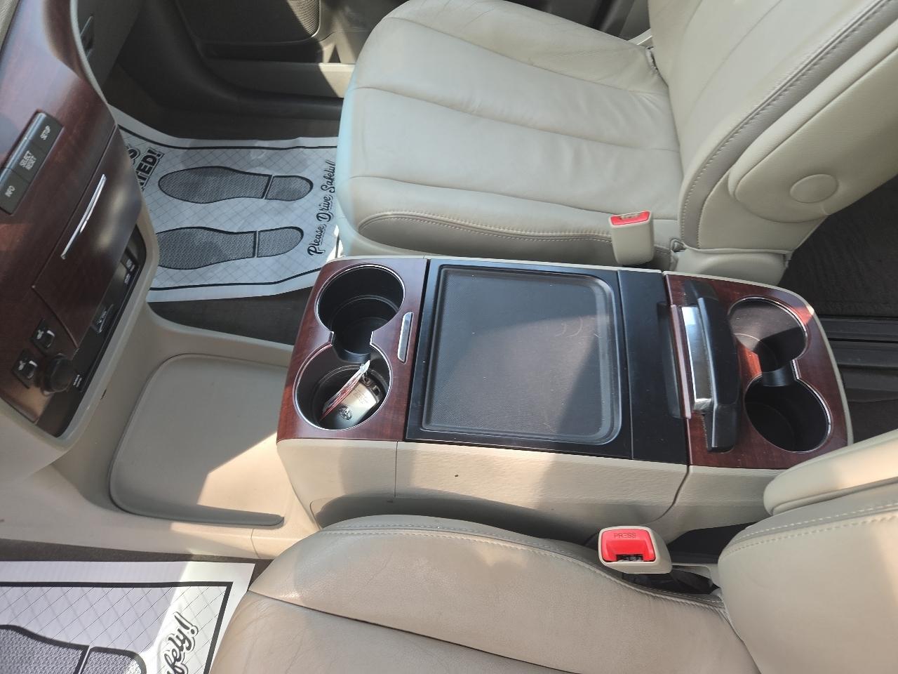 Toyota Sienna 5dr 7-Pass Van V6 XLE AWD (Natl) 2013