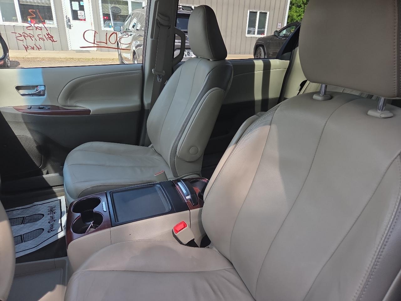 Toyota Sienna 5dr 7-Pass Van V6 XLE AWD (Natl) 2013