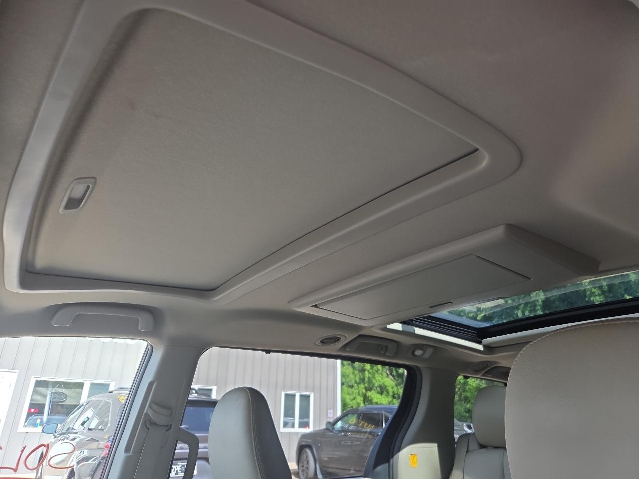 Toyota Sienna 5dr 7-Pass Van V6 XLE AWD (Natl) 2013