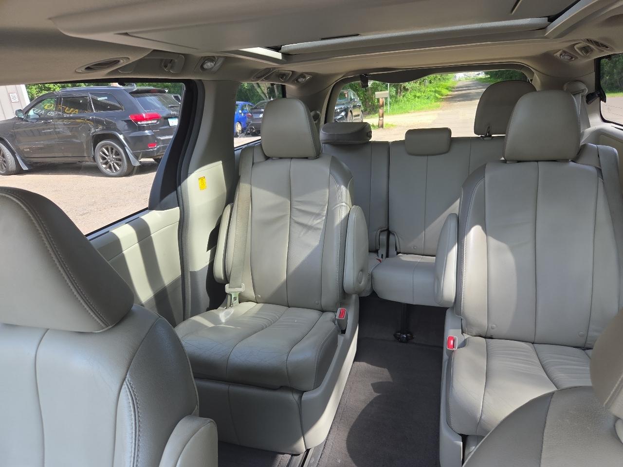 Toyota Sienna 5dr 7-Pass Van V6 XLE AWD (Natl) 2013