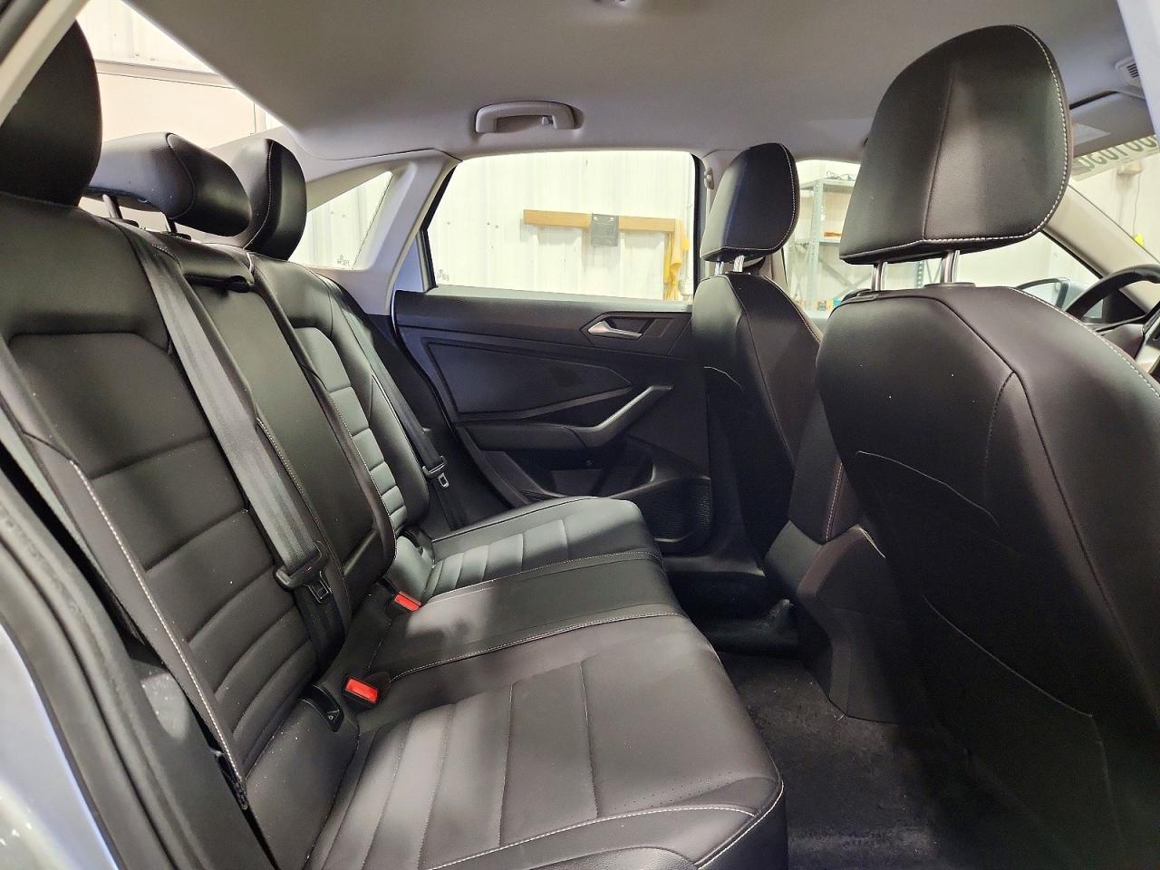 Volkswagen Jetta SE Auto 2022