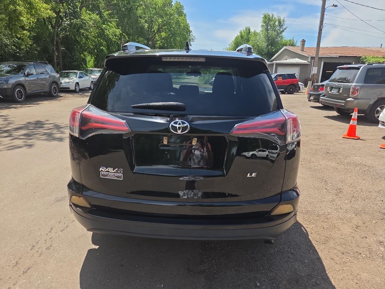 Toyota RAV4 LE FWD (Natl) 2018
