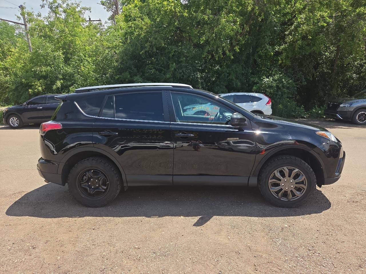 Toyota RAV4 LE FWD (Natl) 2018
