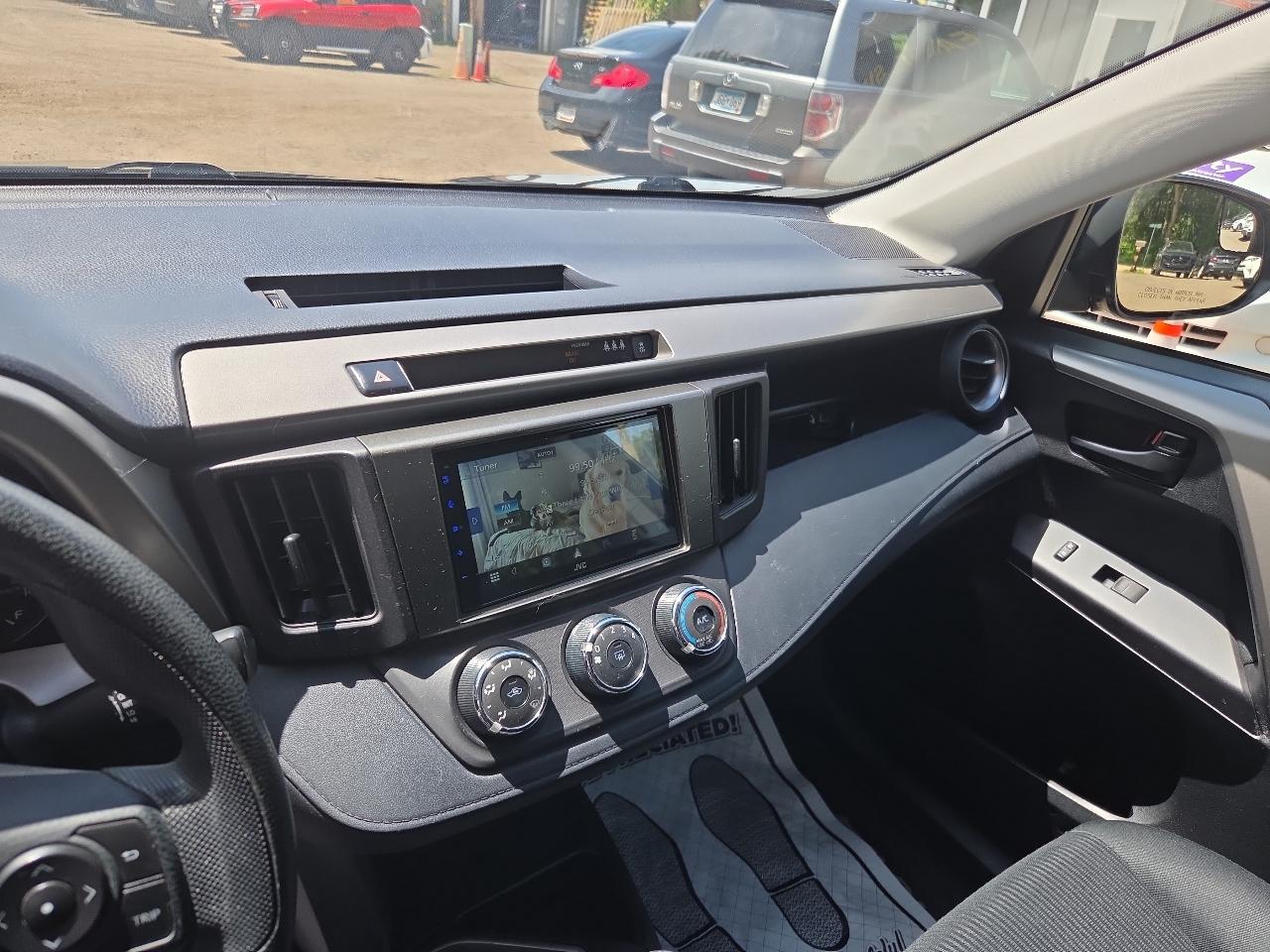 Toyota RAV4 LE FWD (Natl) 2018