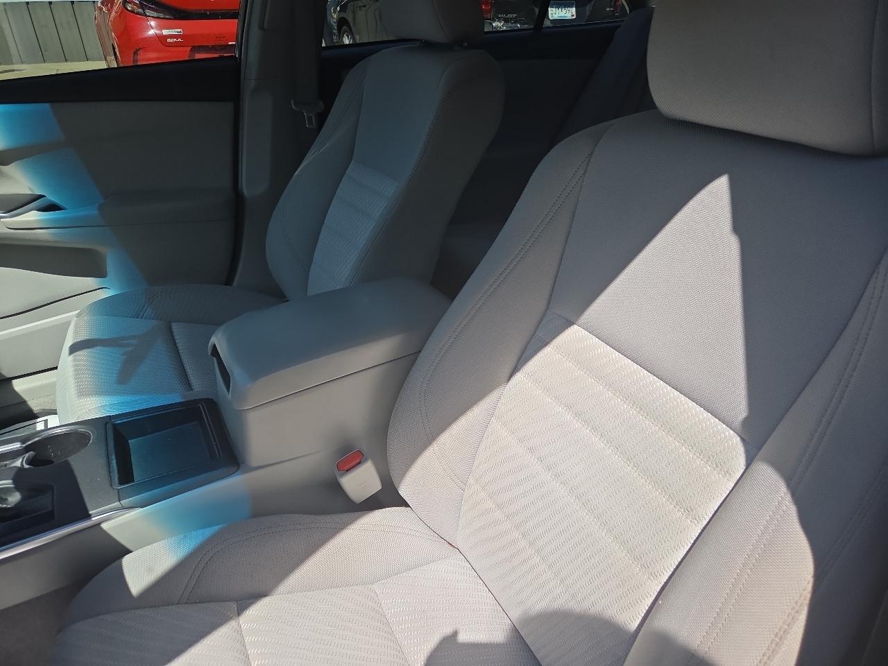 Toyota Camry 4dr Sdn I4 Auto XLE (Natl) 2016