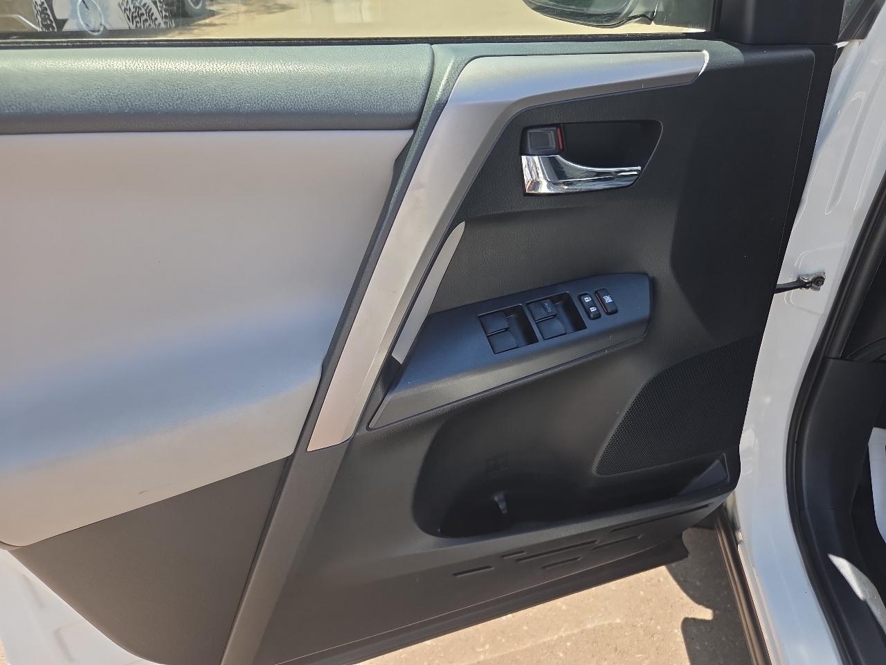 Toyota RAV4 AWD 4dr XLE (Natl) 2016