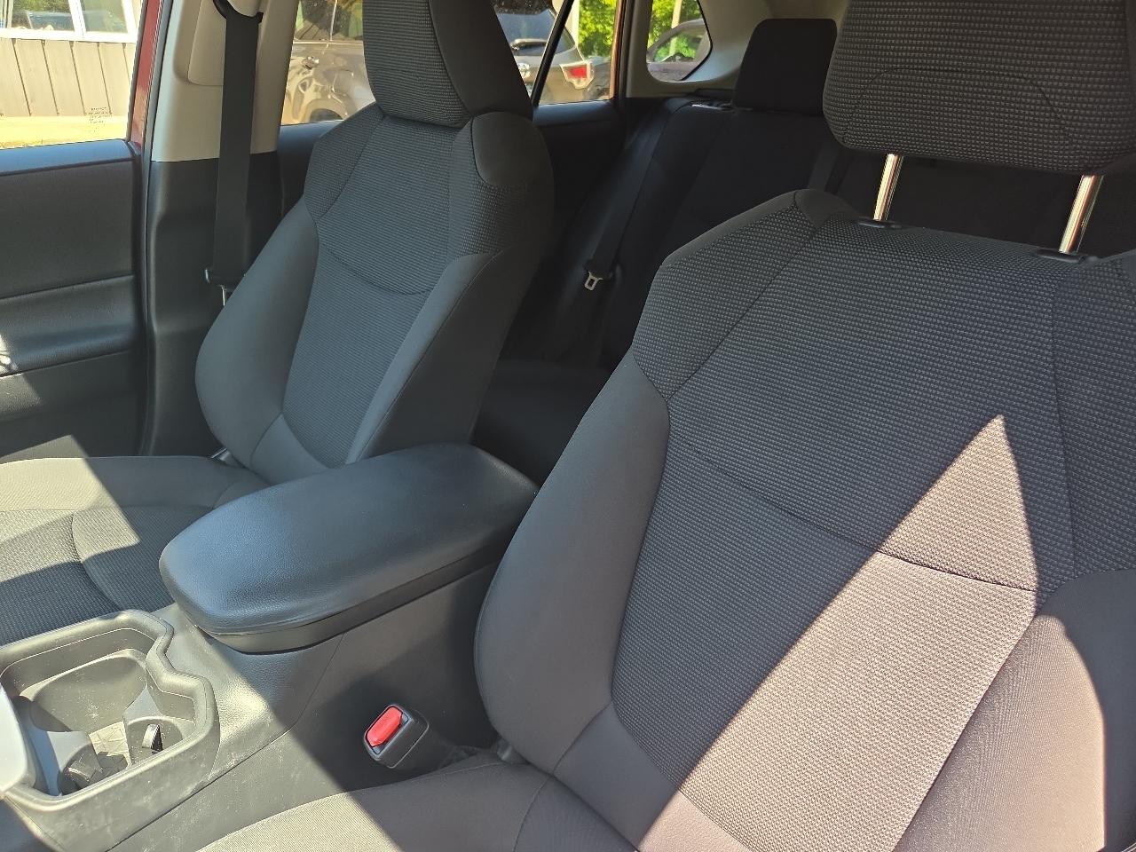 Toyota RAV4 LE AWD (Natl) 2019