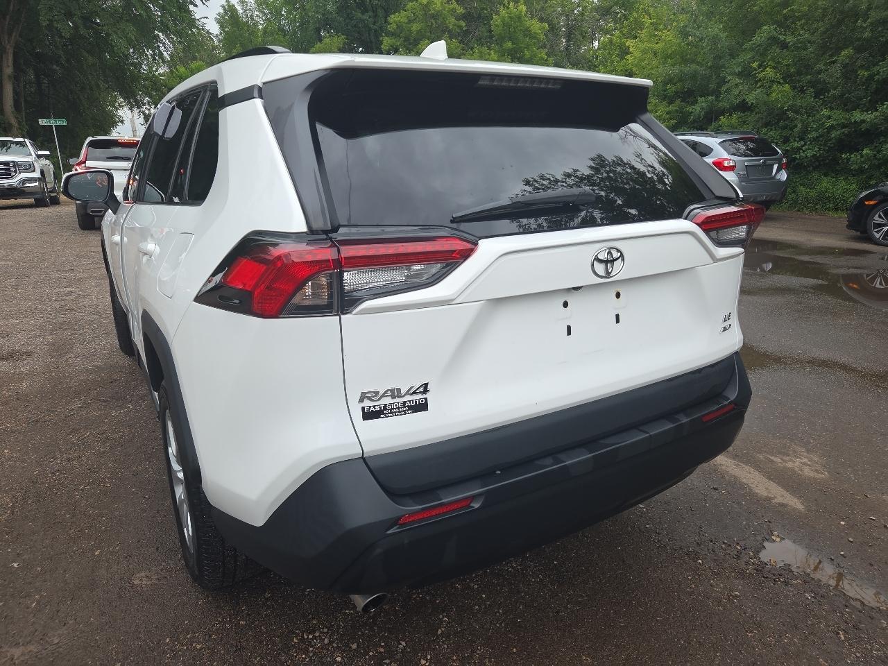 Toyota RAV4 LE AWD (Natl) 2021