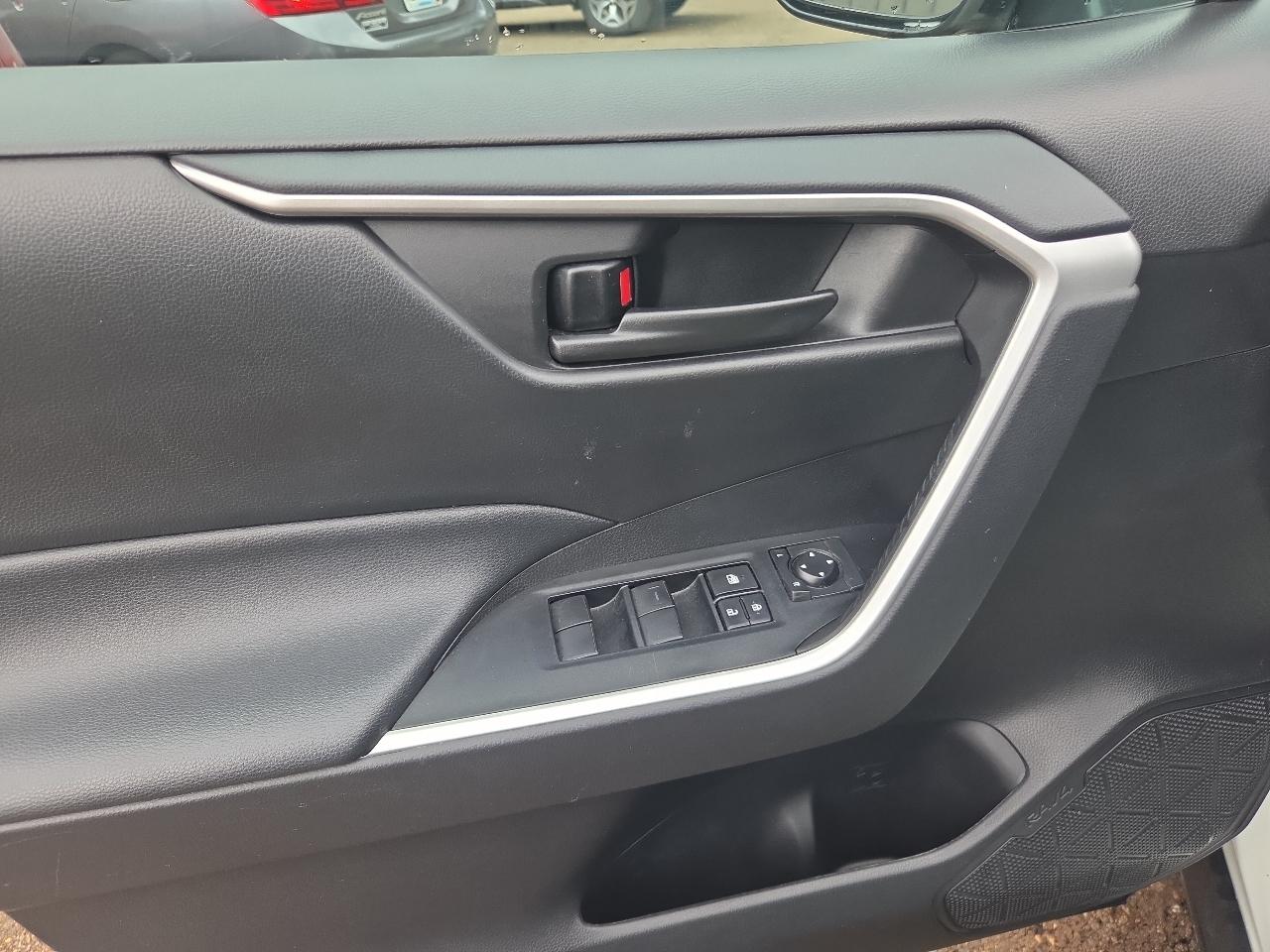 Toyota RAV4 LE AWD (Natl) 2021