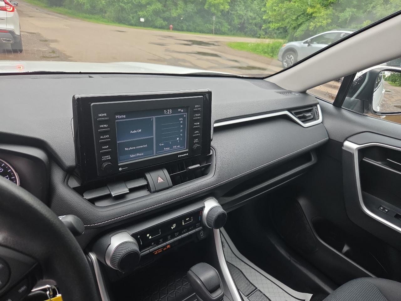 Toyota RAV4 LE AWD (Natl) 2021