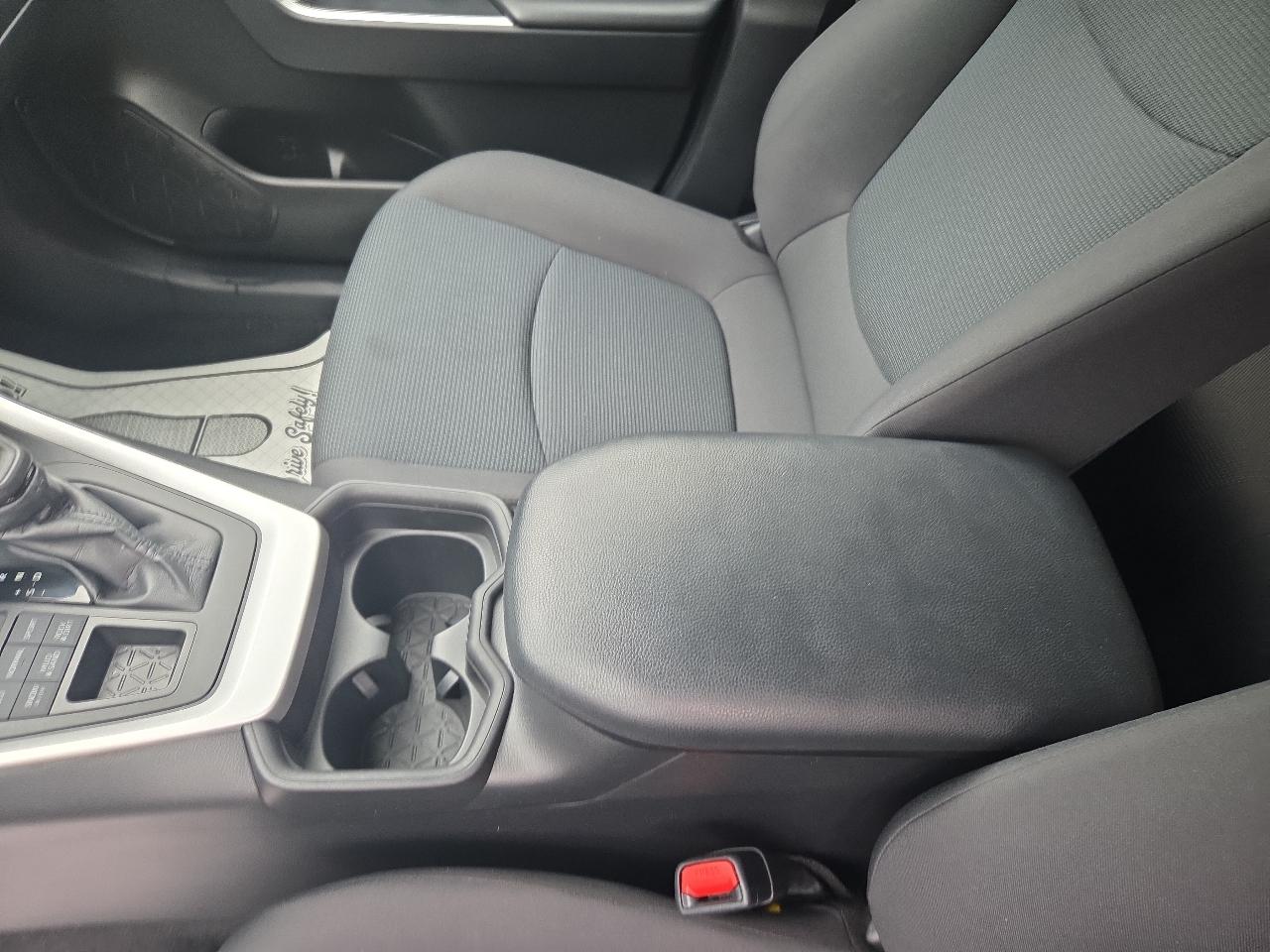 Toyota RAV4 LE AWD (Natl) 2021