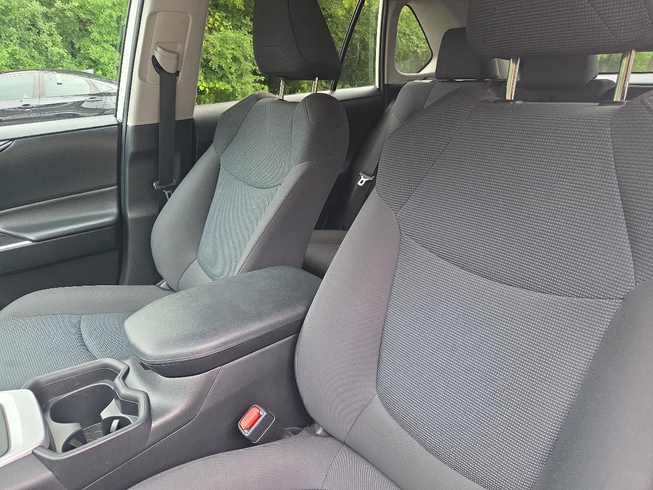 Toyota RAV4 LE AWD (Natl) 2021