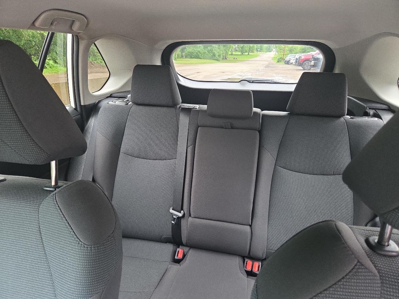 Toyota RAV4 LE AWD (Natl) 2021