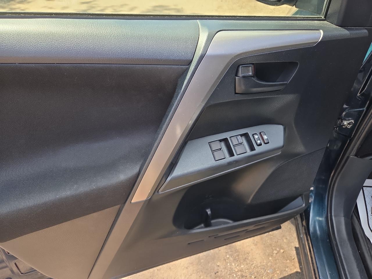 Toyota RAV4 LE AWD (Natl) 2018