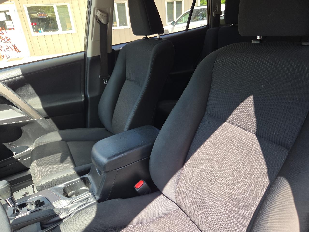 Toyota RAV4 LE AWD (Natl) 2018