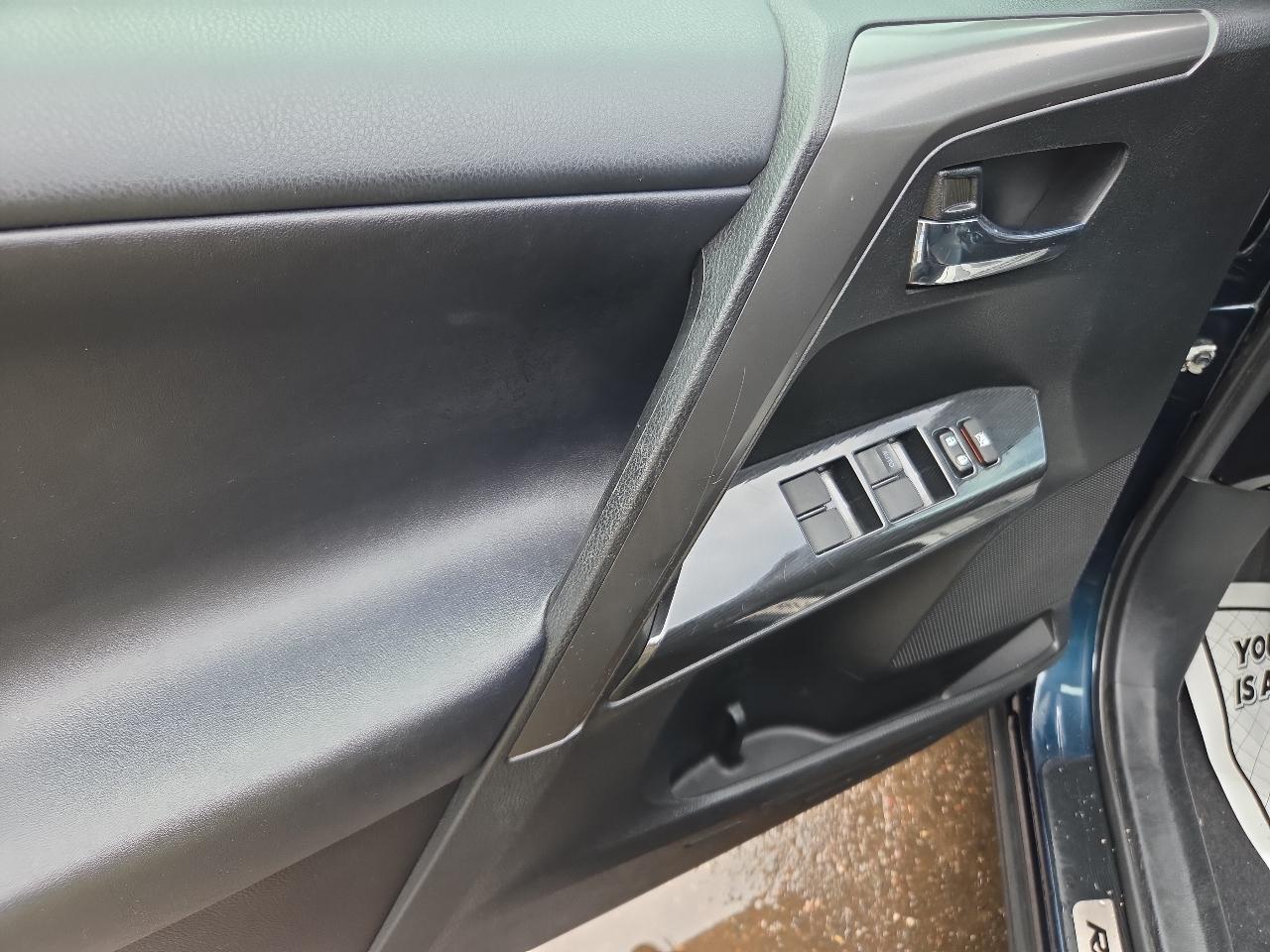 Toyota RAV4 SE AWD (Natl) 2017