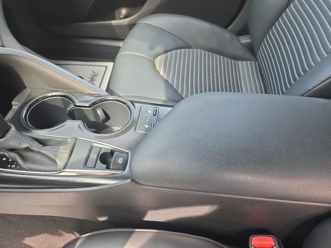 Toyota Camry SE Auto AWD (Natl) 2020