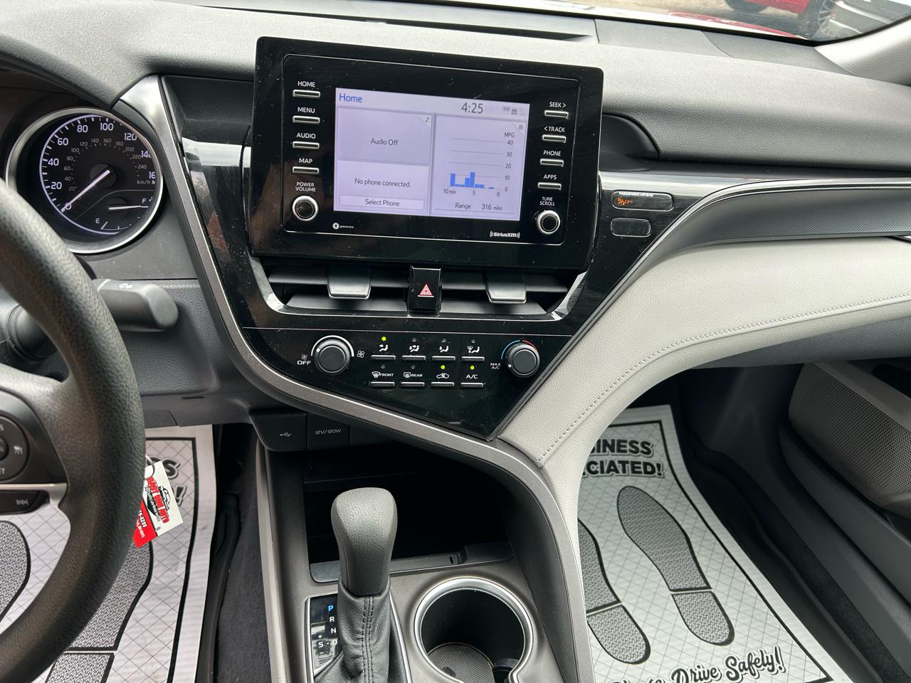 Toyota Camry LE Auto (Natl) 2021