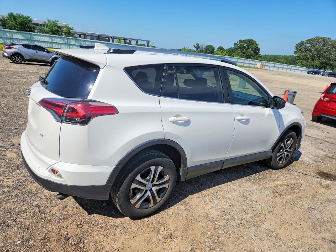 Toyota RAV4 LE FWD (Natl) 2017